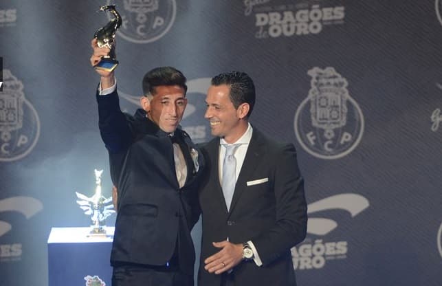 Héctor Herrera es reconocido con el 'Dragón de Oro'