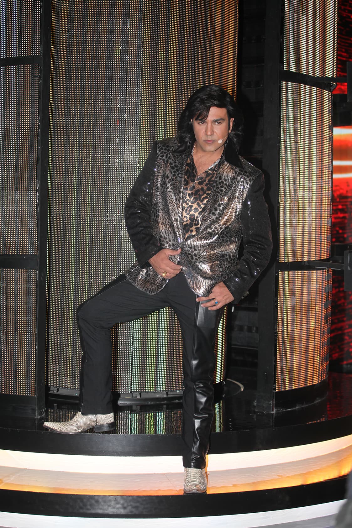 Le hicimos este comentario a Albertano, quien nos dijo: "Pues yo también, ¿o qué crees que sólo tengo estos anillos que traigo puestos? No... Cada piedra es para que resalte con el vestuario", aseguró.