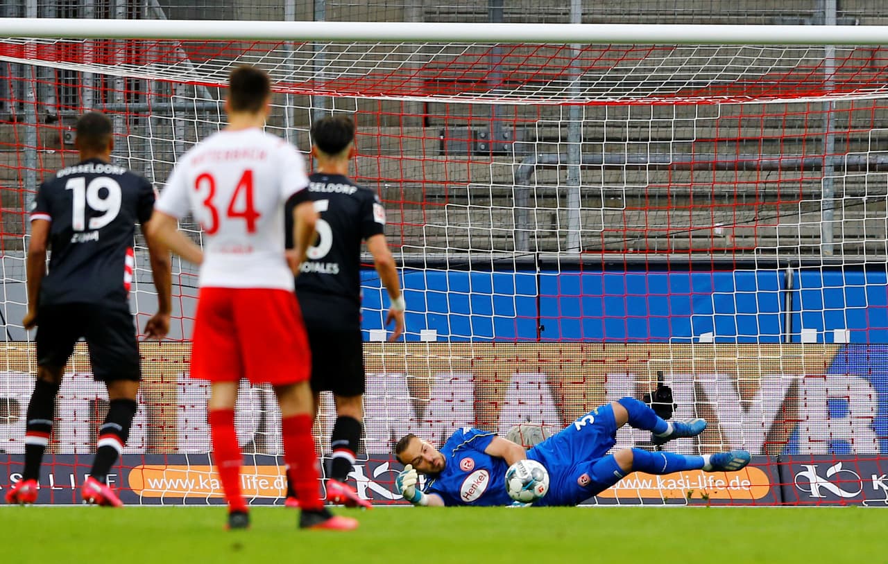 Florian Kastenmeier ataja un tiro de German.