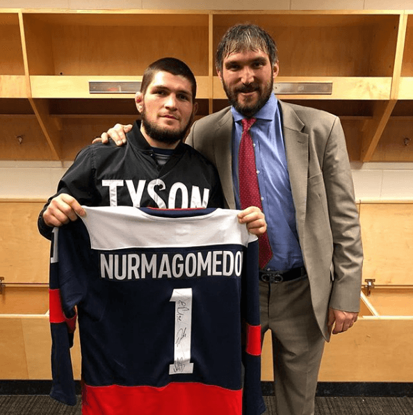 <b>Alexander Ovechkin</b>,
<i>left wing </i>de los Washington Capitals en la NHL. Ha sido campeón mundial de hockey tres veces con la selecciónd e Rusia.