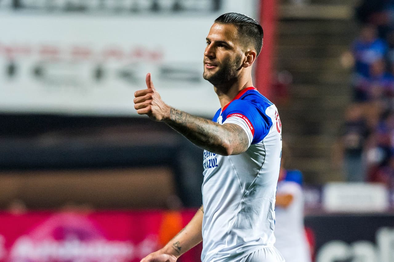 En un partido por demás accidentado, el Cruz Azul sorteó la difícil aduana del Estadio Caliente y eliminó a los Xolos de Tijuana en los Octavos de Final de la Copa MX.