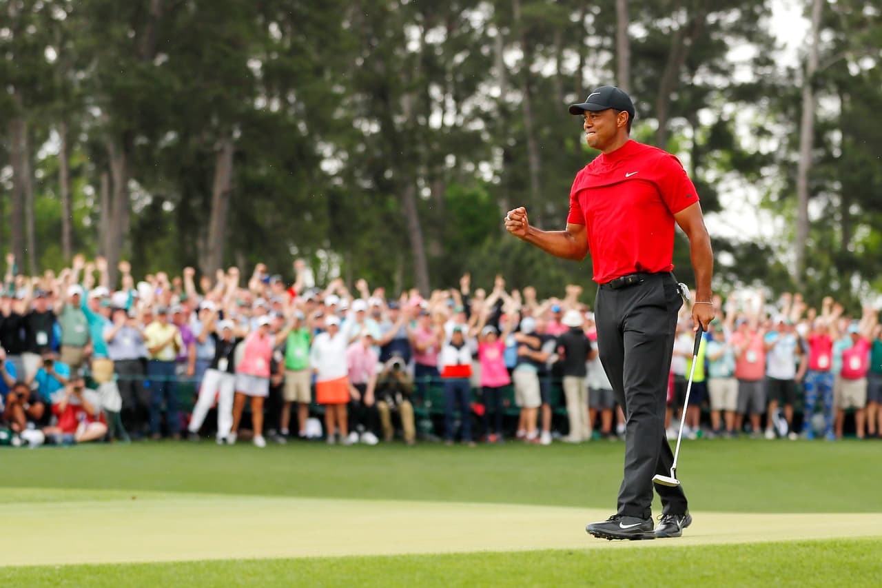 El estadounidense Tiger Woods dejó escapar un grito emocionado tras ganar el Masters de Augusta, el 'Major' 15 de su carrera, para luego abrazarse con su caddie Joe LaCava y su hija Sam Alexis.