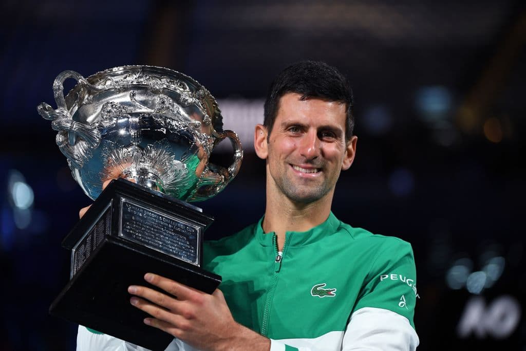 El serbio Novak Djokovic fulminó al ruso Daniil Medvedev para levantar su noveno título del Australian Open y el tercero de forma consecutiva.