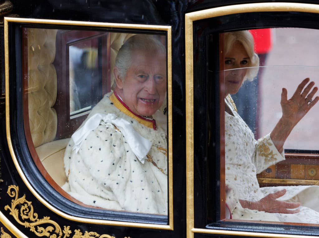 Antes de la coronación, el rey Carlos III y la reina Camila viajaron en la carroza del Jubileo de Diamantes, construida en 2012 para celebrar el 60 aniversario del reinado de Isabel II.