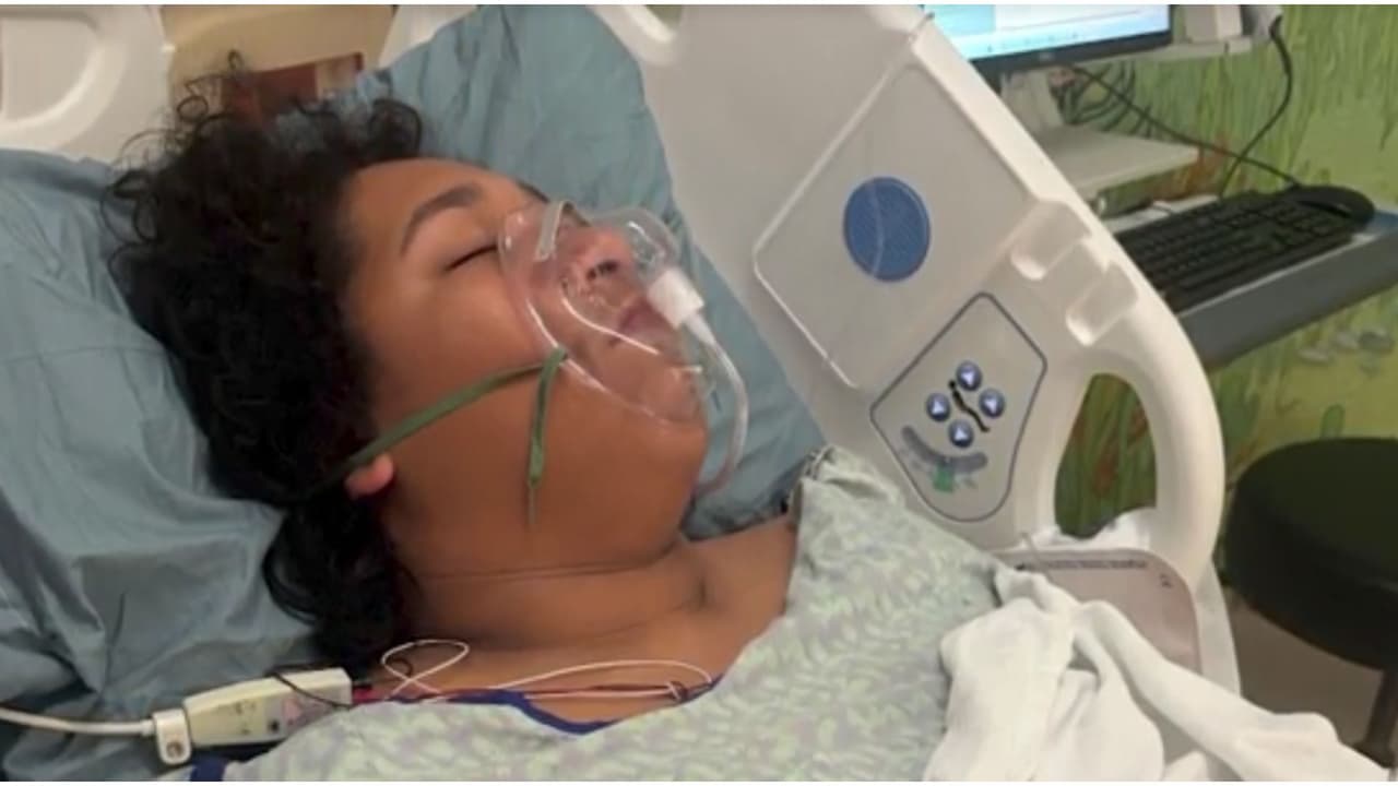 Adolescente lucha por su vida tras contraer la bacteria ‘come carne’ en aguas de Florida