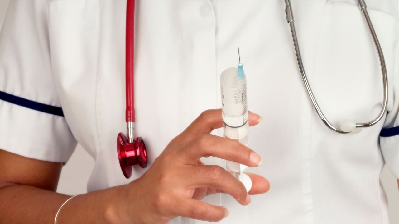 <b>Enfermera de anestesia</b>: son enfermeras registradas de práctica avanzada (APRN) que administran anestesia y otros medicamentos. Los CRNA han adquirido un mínimo de una maestría centrada en anestesia, han completado una amplia formación clínica y han aprobado un examen de certificación aprobado por las Juntas Nacionales de Certificación y Recertificación de Enfermeras Anestesistas (NBCRNA). Su pericia les faculta un salario de $197,320 anuales y se colocan en el puesto número 12 entre los mejores pagados.