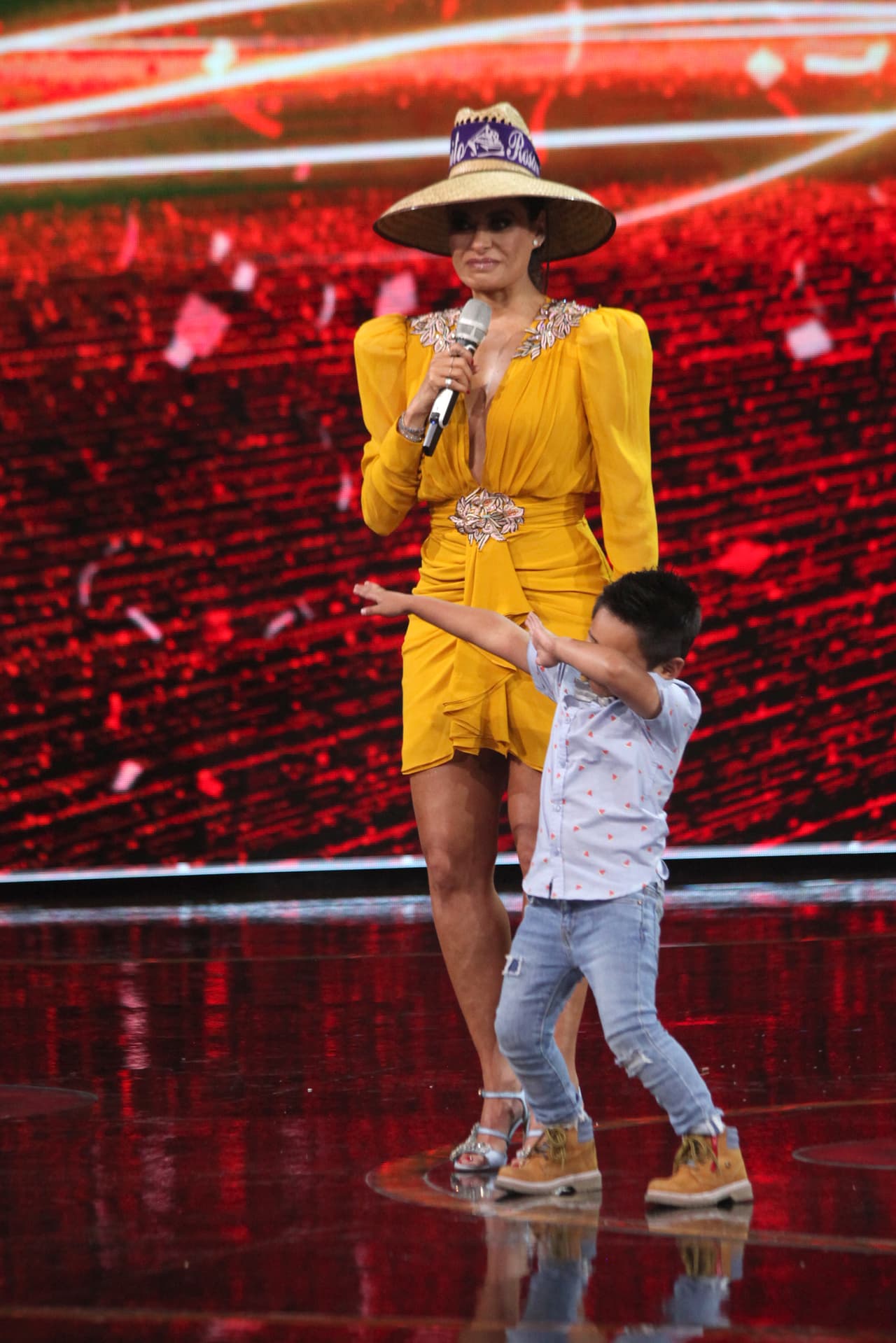 "Iluminas la vida, iluminas la televisión, iluminas a todos", le dijeron los jueces.