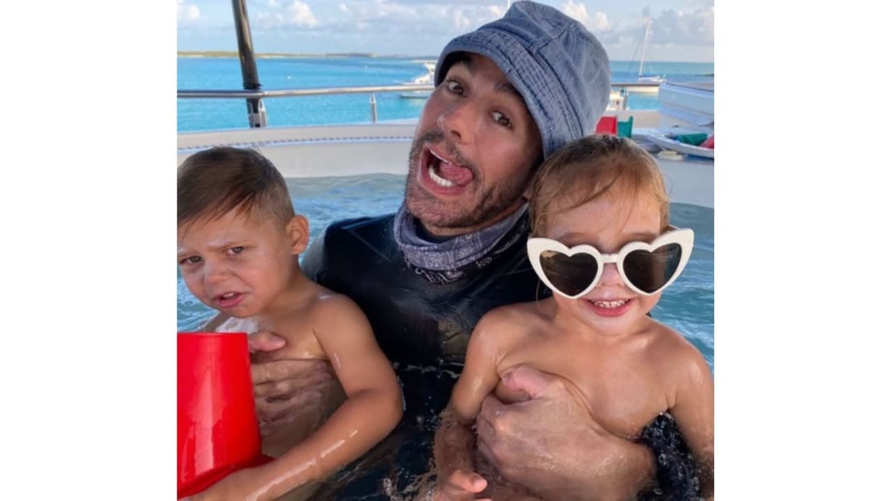 Enrique Iglesias junto a sus hijos