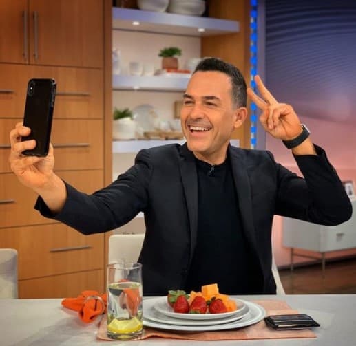 Carlitos Calderón hace gala del buen humor que lo caracteriza, sin importar que estemos en medio de una pandemia o que haya días menos sencillos que otros. Y ese sello personal es algo que nos ha dejado sonrisas en el rostro en muchas ocasiones.