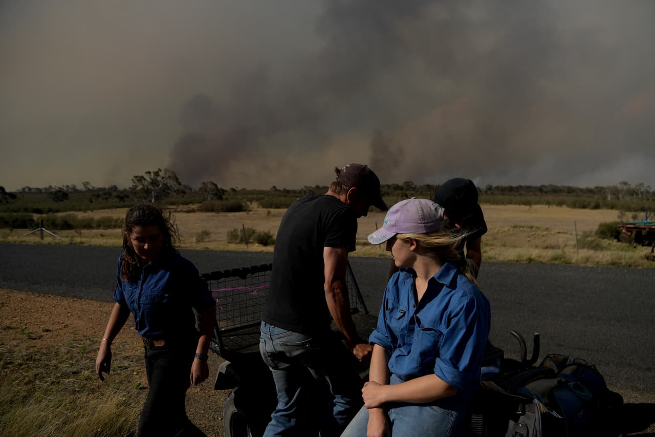 Es la tercera vez que las autoridades declaran una emergencia en los dos últimos meses y esto no ocurría desde 2013. En la fotografía el humo de los incendios cerca de la capital Canberra, donde la calidad del aire se ha deteriorado por los incendios.