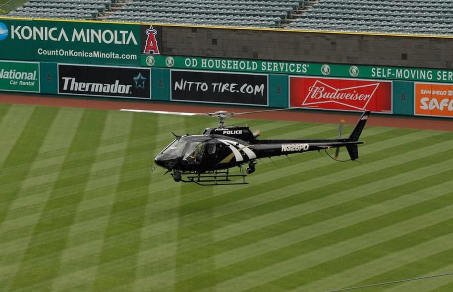 Secan campo de béisbol con un helicóptero