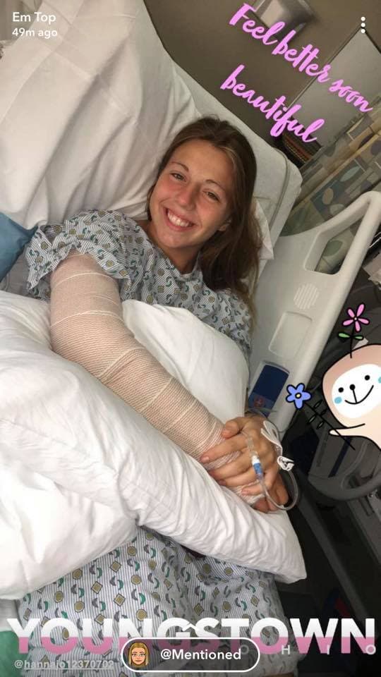 Hanna Jones escribió un post en Facebook donde informó que su codo se había roto en tres pedazos después del disparo que recibió.