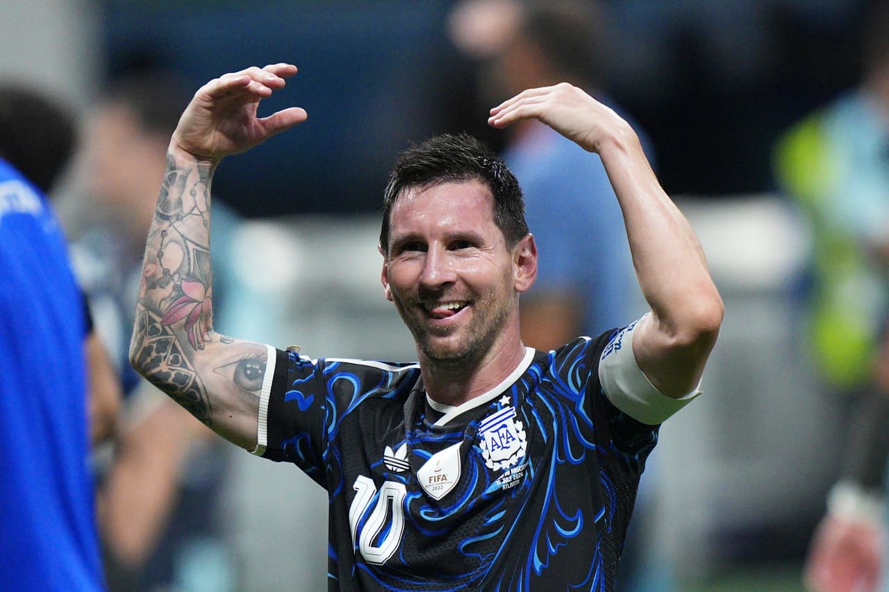 Un Messi alegre celebra que Argentina, por dos veces consecutivas, llega a la final de torneo.