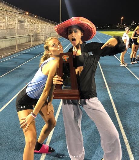 Los logros de una son como éxitos de la otra. Aquí las vemos festejando un reto vencido de Nicole.