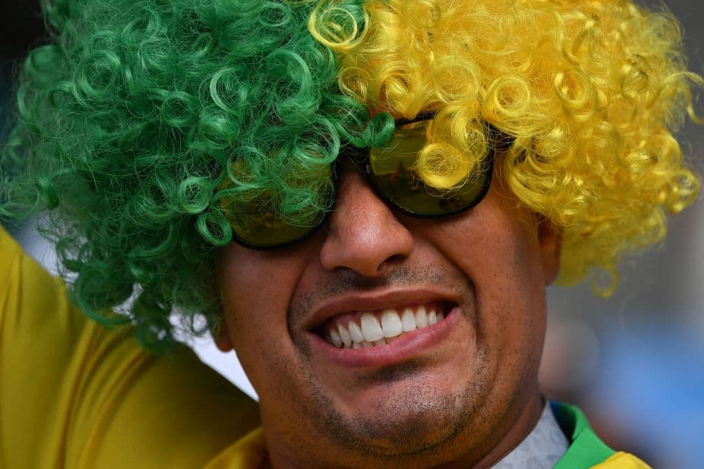 El colorido de los fanáticos de México y Brasil hace parte de una fiesta que se enciende en el Samara Arena en medio del partido de octavos de final entre ambos equipos en el Mundial Rusia 2018.