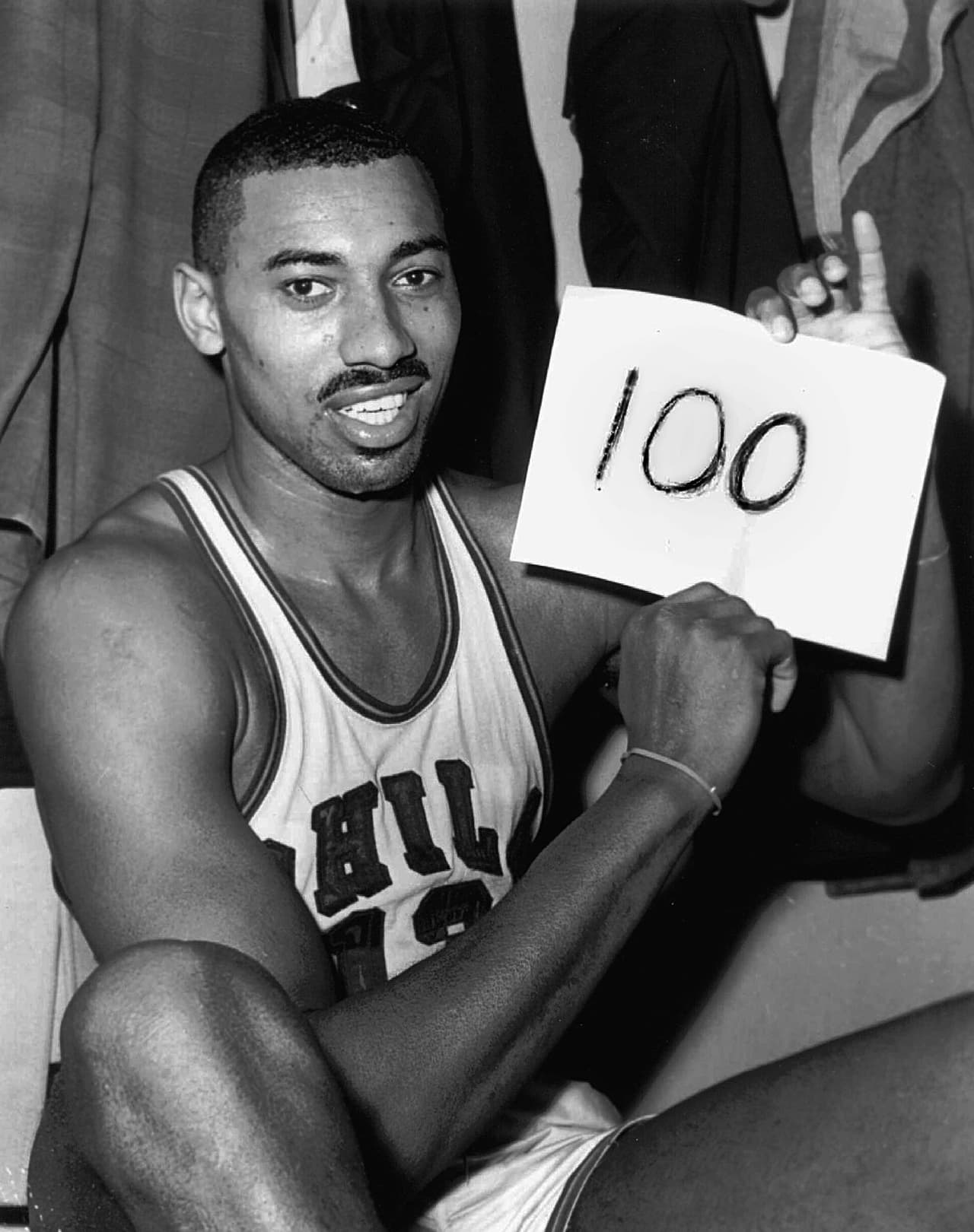 Wilt Chamberlain logró 100 puntos
<b>y el balón de ese partido fue robado. </b>Una persona aseguró que se lo quitó al jugador de los Philadelphia Warriors de las manos, pero su familia indicó que no es cierto ya que lo guardaron en la maleta y luego desapareció.