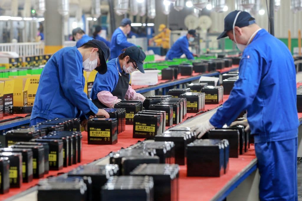 Empleados en una fábrica de baterías de Hubei, una provincia en China central.
