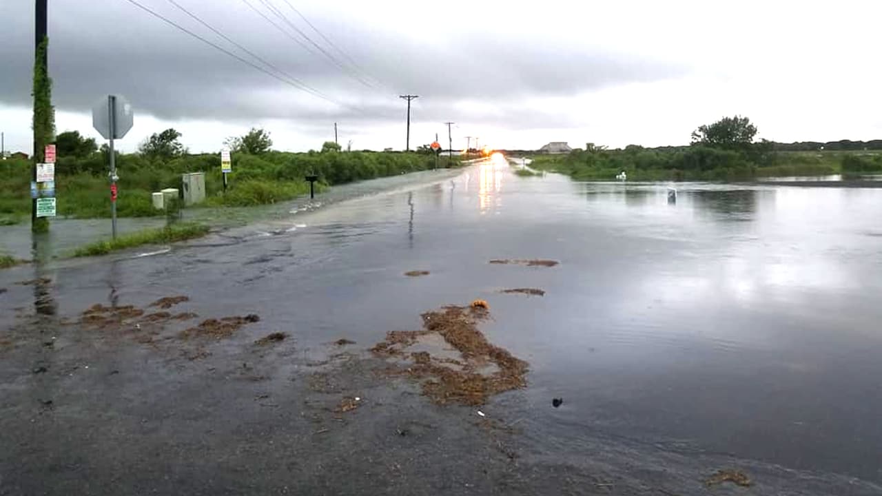 Esta es la tercera vez que estas vías se inundan en los últimos 2 años en Sargent, según reporta la oficina del Precinto 6 del condado Matagorda en su página de Facebook.