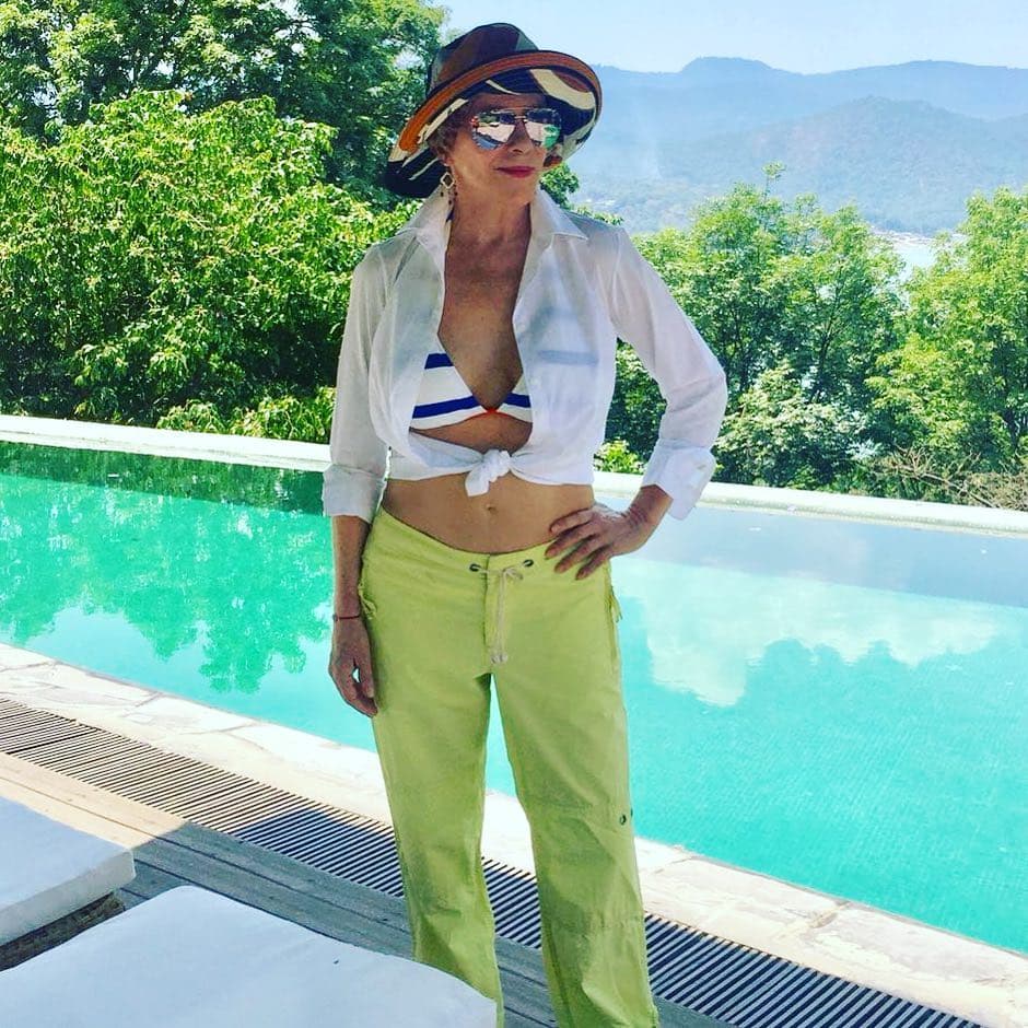 "A todas aquellas personas que se han preguntado cómo se encuentra mi estado de salud. Primero quiero agradecerles su preocupación y que no se dejen llevar por falsas publicaciones", escribió Jones al pie de esta foto.