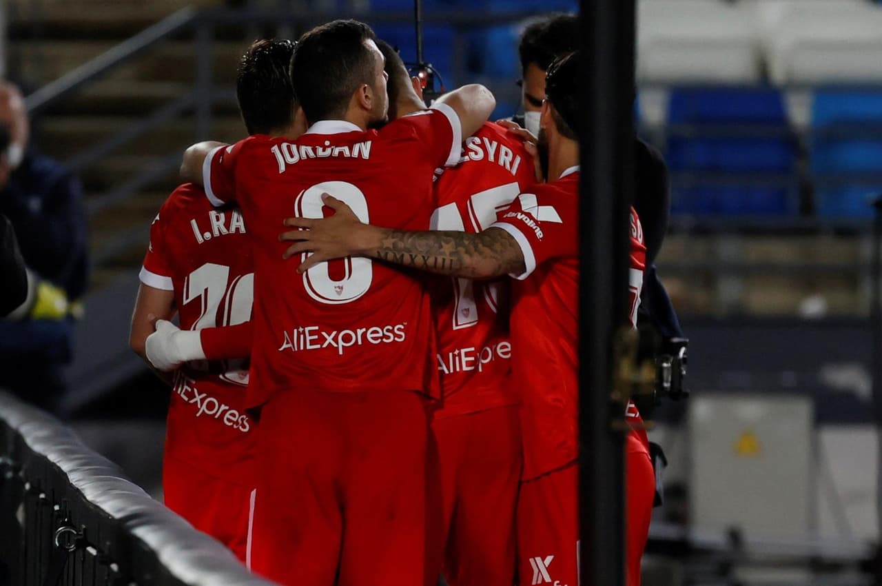 Real Madrid logra el empate de último minuto ante el Sevilla durante la fecha 34 de La Liga. Fernando Reguez e Iván Rakitic le daban la ventaja al equipo andaluz. Marco Asenesio anotó el primer tanto para el equipo merengue, pero fue al minuto 94 que Diego Carlos logró sumar un punto en el Alfredo Di Stéfano.
