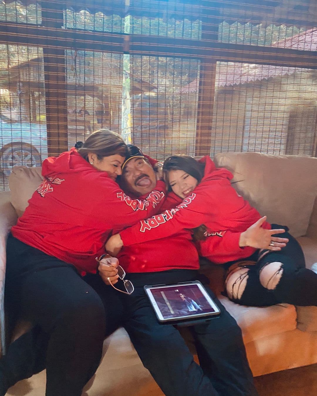 Julio Ramos dijo que la familia del cantante se encuentra en cuarentena hasta descartar que hayan sido contagiados.
<br>