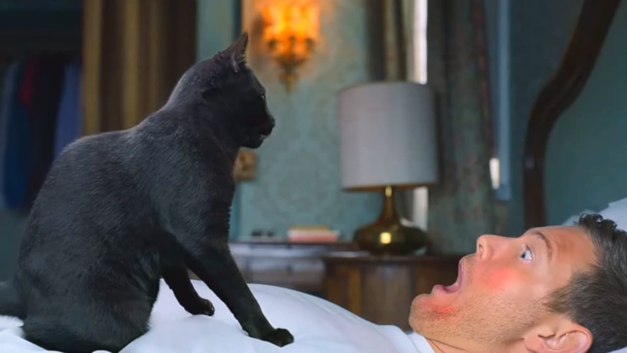 Tom Hopper como Charlie en ‘Love In The Villa’.