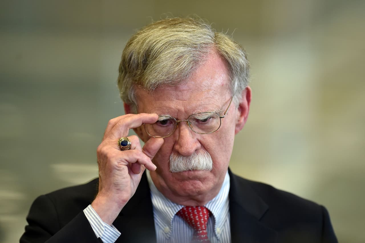<b>John Bolton, el tercer asesor de Seguridad Nacional de Trump</b>, fue despedido (o renunció, según sea la fuente) el 9 de septiembre. Al hacer el anuncio el presidente aseguró que estaba "muy en desacuerdo con muchas de sus sugerencias". Bolton siempre ha sido una figura polémica en el mundo diplomático y su llegada a la Casa Blanca en marzo de 2018 causó malestar entre algunos. Se considera que era el mayor promotor de la linea dura ante Venezuela y Cuba.
<br>