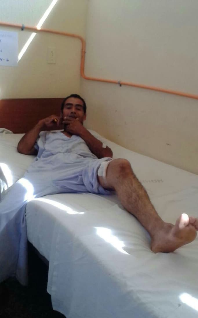 Carlos Álvarez muestra sus heridas. No se sabe con precisión quien disparó primero, si el Ejército de Belice o desconocidos de Guatemala.