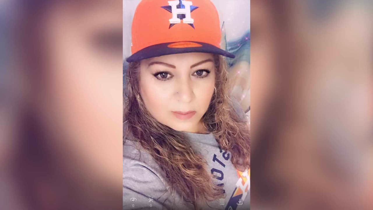 No solo camisas sino también gorras naranjas de los Astros.