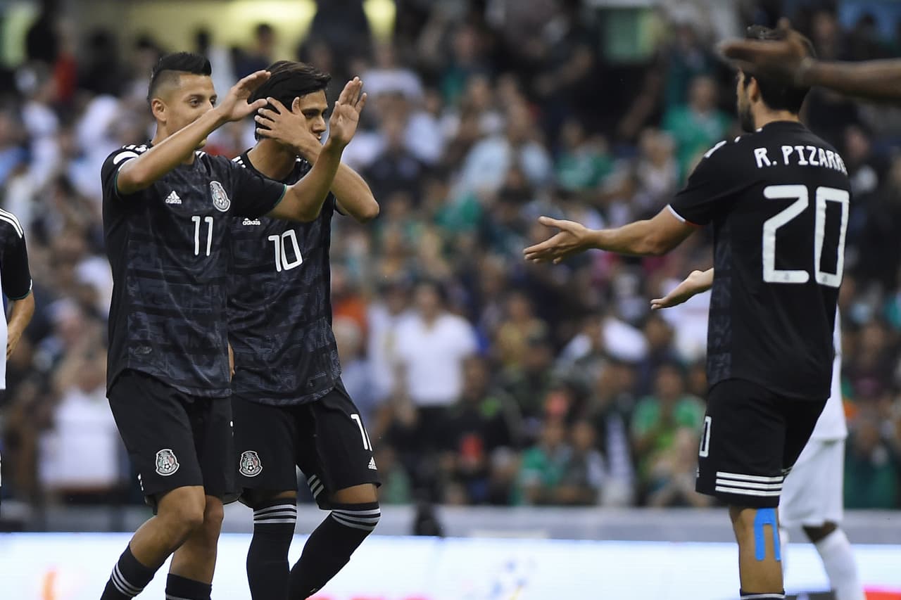 En tiempo de compensación, Pizarro anotó el gol que definió el encuentro.