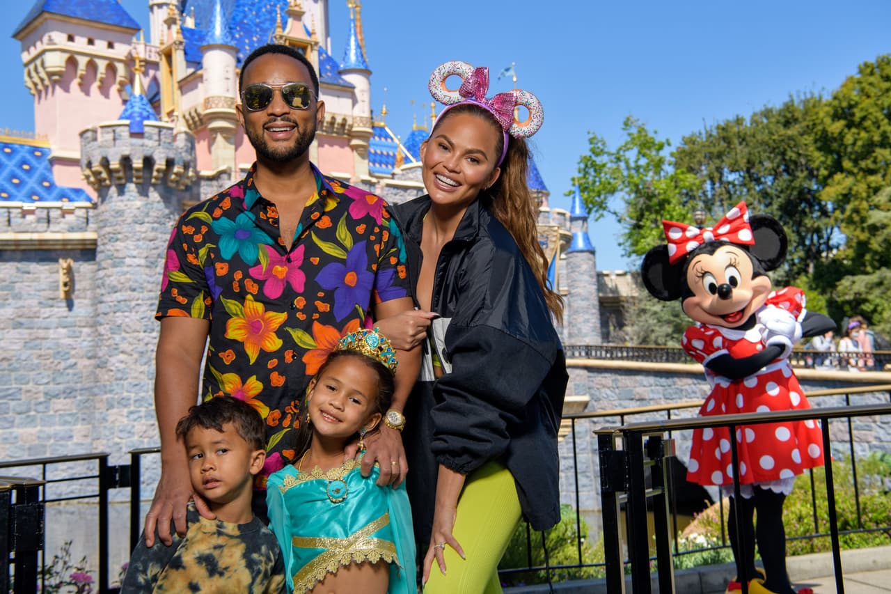 John Legend, Chrissy Teigen y sus hijos Luna y Miles