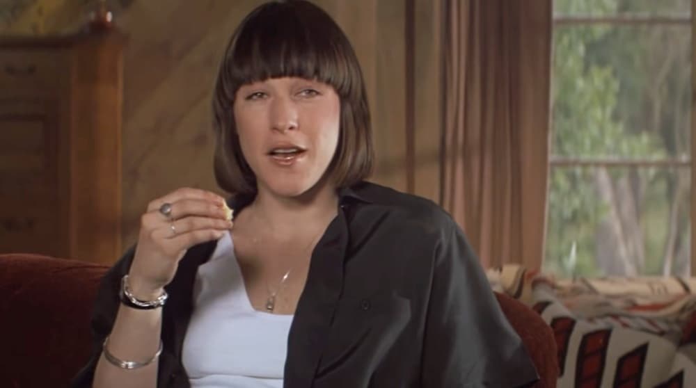 <b>Kathleen Wilhoite</b>
<br>Cuando Dalton llega por primera vez al Double Deuce, llama la atención de una camarera llamada Carrie, quien además de atender a los clientes también es una excelente cantante, como lo demostró al interpretar 'Knock on Wood'.
<br>