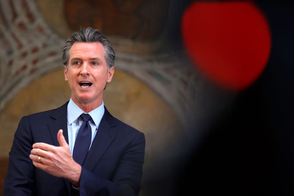 Newsom propone subvenciones de hasta $25,000 para negocios afectados por la pandemia