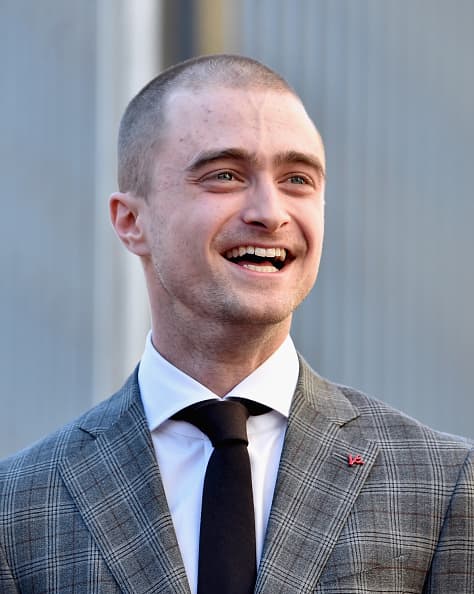 Daniel Radcliffe apareció con la cabeza rapada en su homenaje en Hollywood debido al rodaje de "Imperium", donde hace de una agente del FBI.