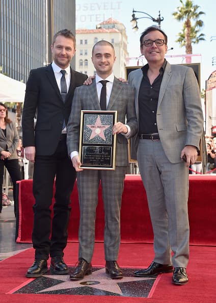 Daniel Radcliffe posa con el presentador de televisión Chris Hardwick y el director de cine Chris Columbus.