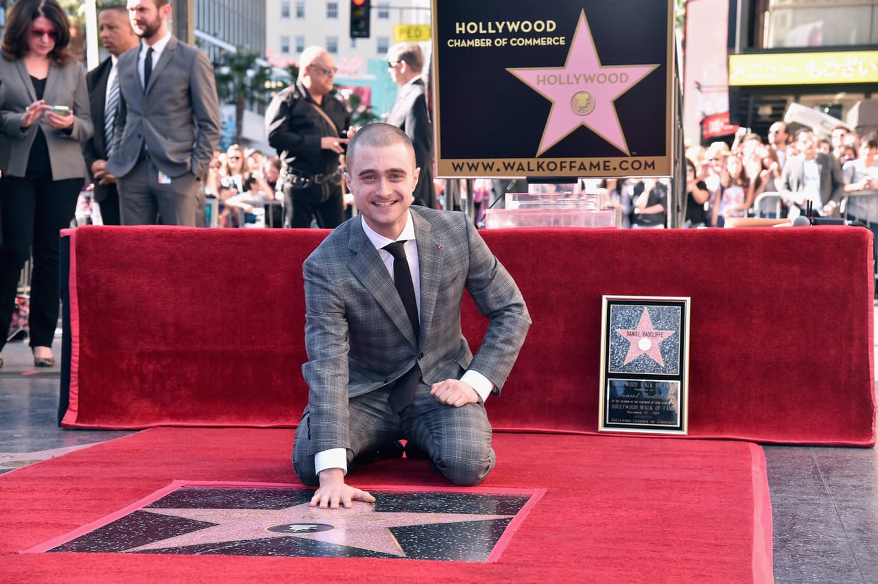 Daniel Radcliffe posa con su estrella en el Paseo de la Fama