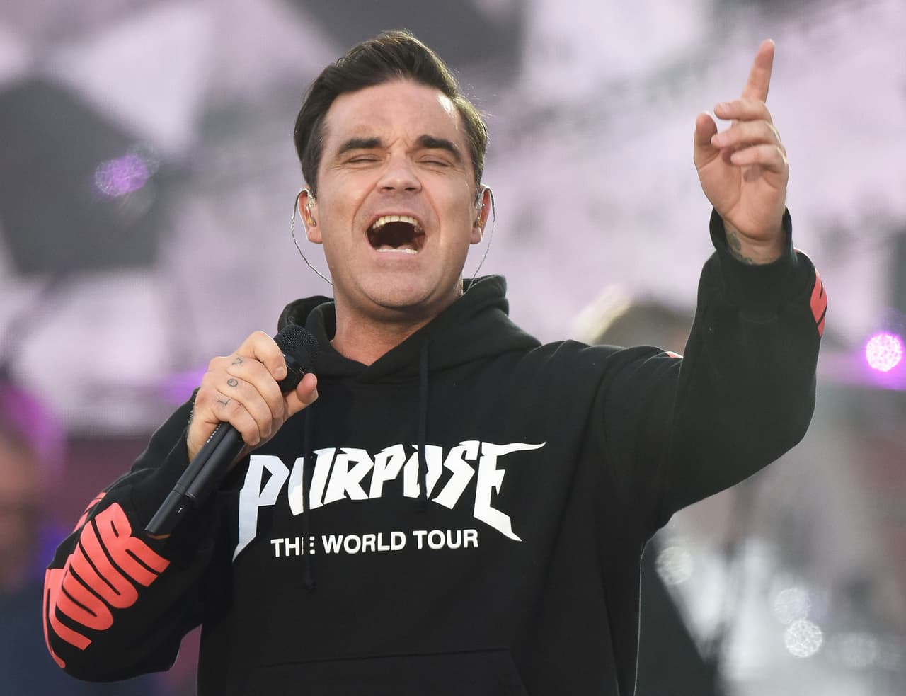 Uno de los primeros en actuar fue Robbie Williams, quien por unos momentos compartió escenario con su antigua banda Take That.