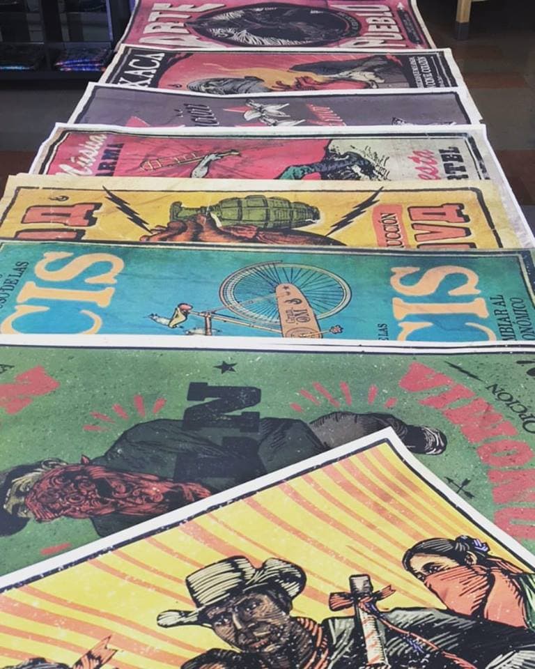 El arte que se exhibe dentro de esta galería va desde pinturas, productos hechos a mano, juguetes personalizados, ilustraciones e impresiones de edición especial, libros, camisetas y más.