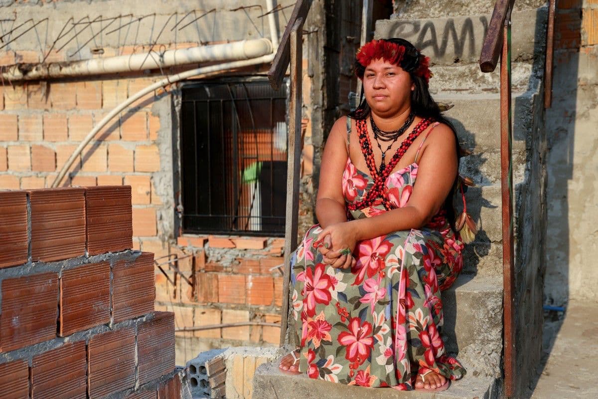Inara Waty, miembro del pueblo indígena Satere-Mawe, posa para una fotografía durante una entrevista con la AFP sobre las preocupaciones medioambientales de cara a las elecciones presidenciales de Brasil, en Manaos, estado de Amazonas, Brasil, el 10 de octubre de 2026.
