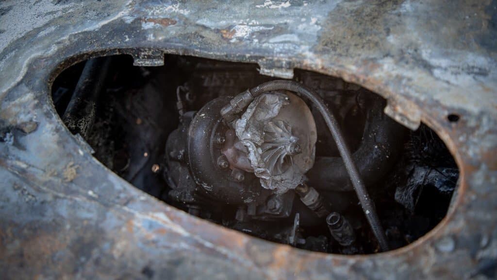Esta foto muestra a través de una de las tomas de aire en el capó, lo que quedó de uno de los turbo-cargadores.