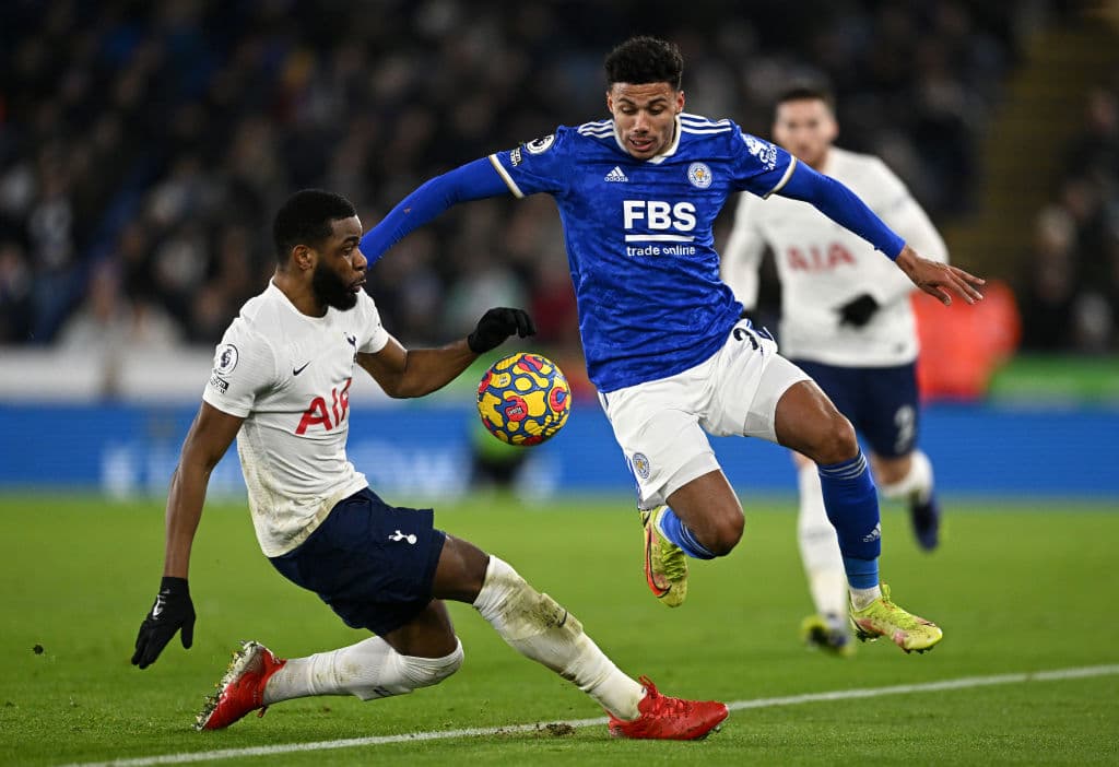 Tottenham hace una remontada épica sobre Leicester City durante la J17 en la Premier League. Patson Daka y James Maddison le daban la victoria parcial a los Foxes sobre la anotación de Harry Kane, pero fue Steven Bergwijn al 90'+5' y 90'+7' que le dio un triunfo increíble a los Spurs.