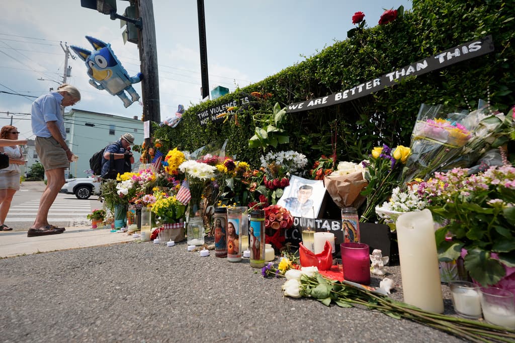 Personas visitan un memorial improvisado en honor a Johan Sebastián Durán Guerrero en Biddeford, Maine, el miércoles 15 de julio de 2026. (Foto AP/Robert F. Bukaty)