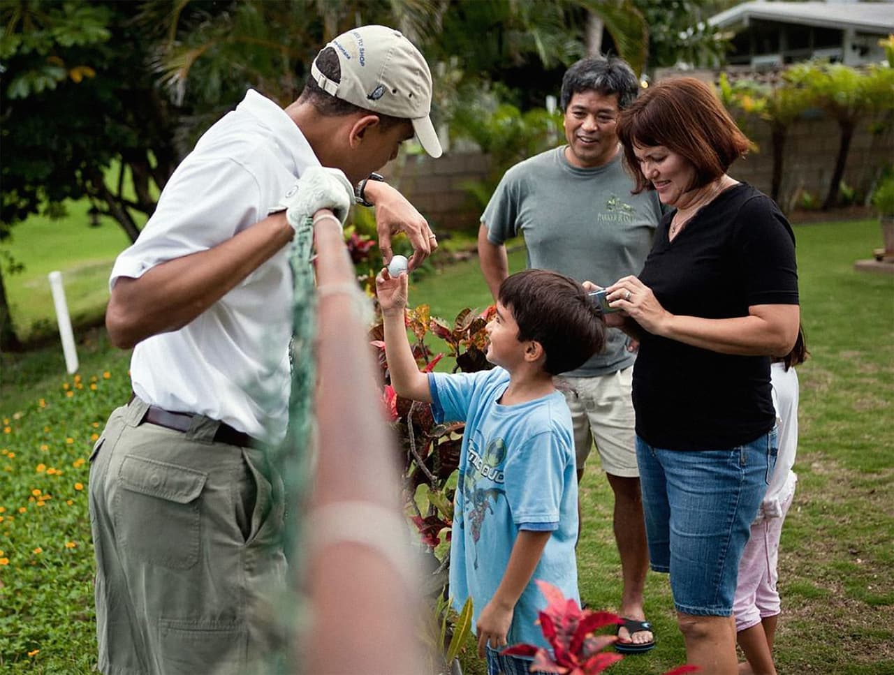 <b>Diferentes tipos de golfistas. </b>“El presidente Obama le entrega una de sus pelotas de golf #44 a un joven mientras jugaba golf en sus vacaciones de Navidad en 2010. En ese momento, la Casa Blanca informó a la prensa sobre el hecho de que jugaba golf y con quién jugaba. Los fotógrafos de prensa también tuvieron acceso para tomar fotografías de él jugando golf”, escribió el fotógrafo.