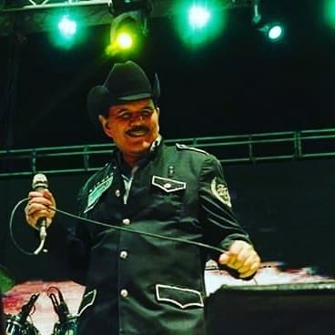 El líder y vocalista de Patrulla 81 se contagió el 16 de octubre, pero el 30 del mismo mes tuvo que ingresar a la clínica por problemas respiratorios. El próximo año cumpliría 40 años en la música duranguense.