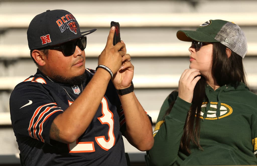 Cabe recordar que esta es una de las rivalidades más añejas que hay en la NFL. No por eso no se puede convivir entre aficionados de uno y otro equipo.