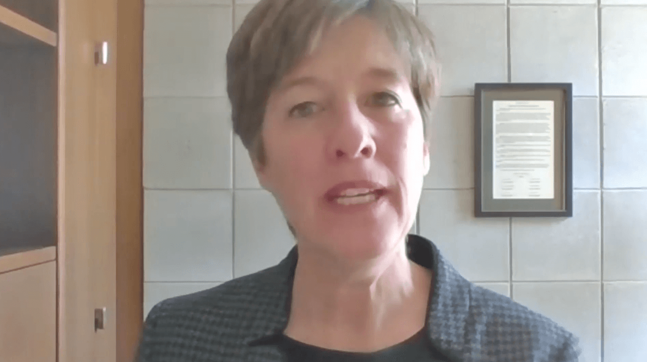 “Es un asunto de justicia, igualdad y seguridad (...) Es tiempo, ya es tiempo de que nosotros tratemos y consideremos a estos trabajadores de primera línea como miembros completos que son de nuestra comunidad”, dijo Julie Mayfield, senadora demócrata del Distrito 49 que respalda el proyecto.