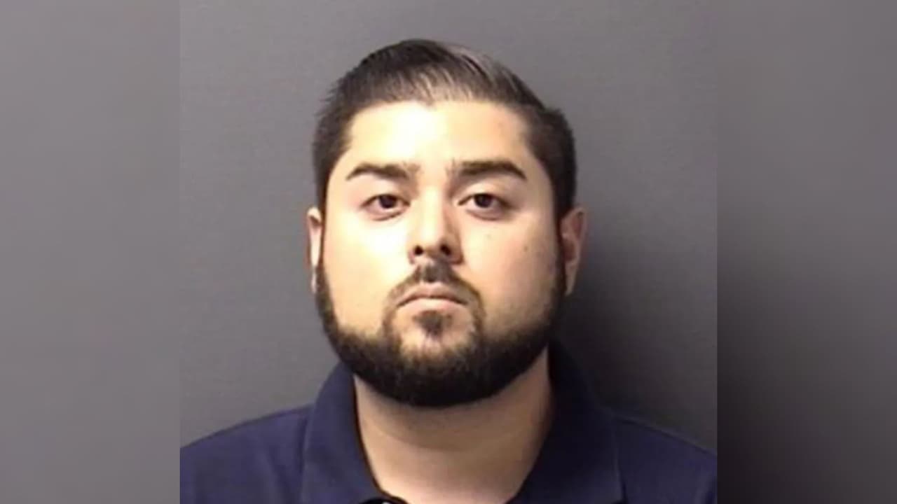 Maestro al centro de California es detenido por pornografía infantil, dice la policía