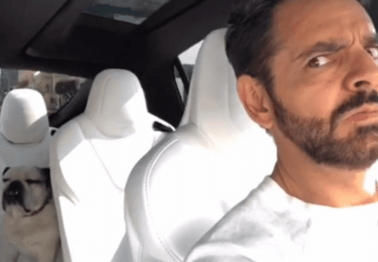 Eugenio Derbez se convirtió en el chofer de su bulldog, Fiona
