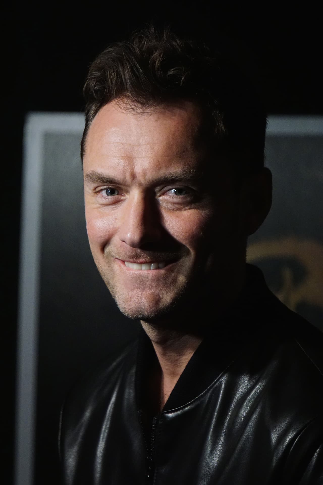 Jude Law El actor es padre por quinta vez, su rostro se adapta a la barba perfectamente aunque pocas veces lo vemos con una muy crecida. Él opta por una barba de uno o dos días y sin duda le favorece muy bien.