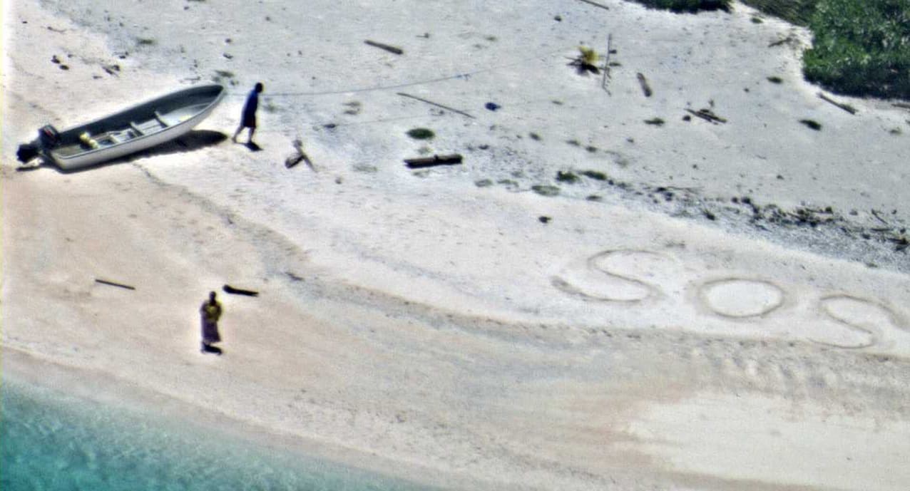 Marina estadounidense rescata a dos náufragos que escribieron la señal de 'SOS' en la arena